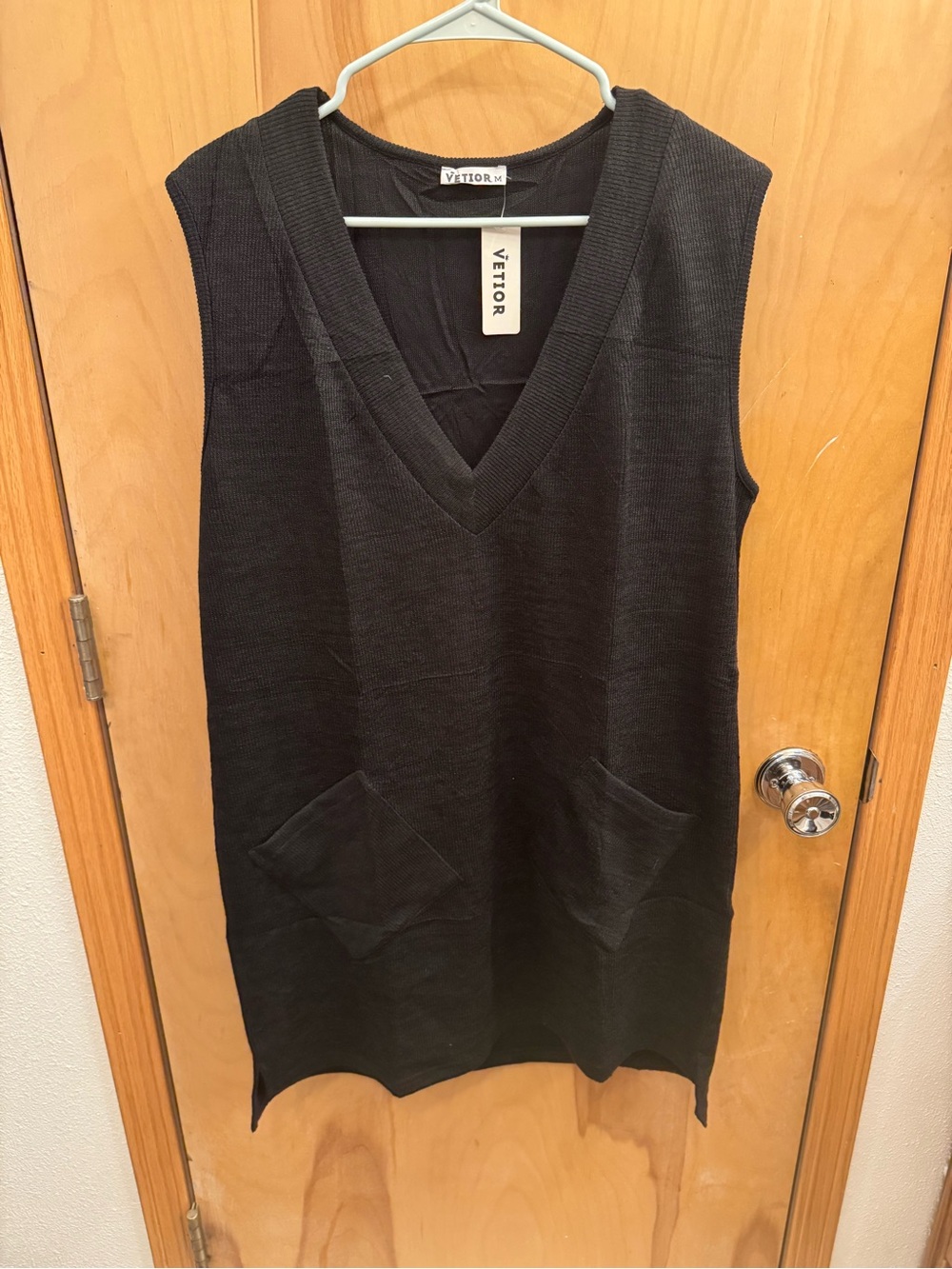 VETIOR Black V-Neck Sleeveless Knit Tunic